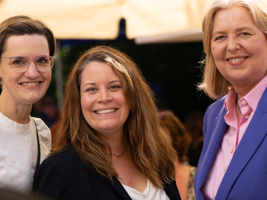 Mann spricht am Rednerpult vor SPD-Logowand.